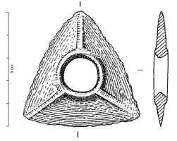 RCL-1004 - Racloir triangulaire, type atlantiquebronzeObjet peu épais en triangle équilatéral, dont les faces sont nettement séparées par des arêtes vives parfois nervurées, et se terminent toutes par des tranchants subrectilignes. Perforation centrale.