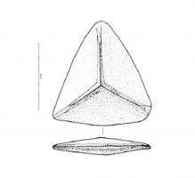 RCL-1005 - Racloir triangulaire, type launacienbronzeObjet peu épais en triangle équilatéral, dont les faces sont nettement séparées par des nervures et se terminent toutes par des tranchants subrectilignes. Absence de bélière.