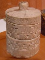 REL-6005 - Pyxide reliquairealbâtrePyxide cylindrique, à plusieurs étages; la paroi externe est ornée de motifs excisés et d'inscriptions; couvercle à bouton sommital.