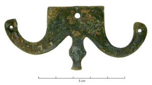 RFC-4003 - Extrémité de penturebronzeApplique destine à être fixée par trois clous, donc sur un support en bois; elle a pu prolonger une penture de coffre, par exemple, en apportant un élément décoratif (double crosse) qui se retrouve parfois sur des pentures d'un seul tenant, mais de taille plus modeste.