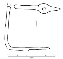 RFC-4004 - Renfort de coffre ou de coffretferRenfort constitué d'une tige coudée à angle droit; les extrémités sont écrasées de manière à former un motif foliacé, qui est perforé pour assurer la fixation clouée sur le support en bois.