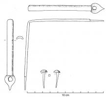 RFC-4006 - Renfort de coffre ou de coffret, à section en UbronzeRenfort constitué d'une tige coudée à angle droit; les extrémités sont écrasées de manière à former un motif foliacé, qui est perforé pour assurer la fixation clouée sur le support en bois.