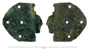 RFC-4015 - Renfort de coffretbronzeApplique angulaire en tôle, à extrémité triangulaire, percée d'un nombre variable de trous destinés aux clous de fixation ; décor de cercles concentriques sur chaque face.