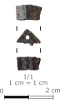 RFC-4017 - Renfort d'angle interne de boîtebronzeRenfort d'angle formant une petite pièce triangulaire à deux côtés égaux, épaisse, ajourée au centre pour permettre sa fixation sur un support.
