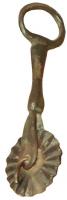 RPA-9001 - Roulette à décorerbronzeTPQ : 1600 - TAQ : 1900Roulette discoïdale mobile autour d'un axe central passé dans une fourche qui se prolonge par un manche aux formes arrondies et terminé par un bouton ou un grand anneau ; roulette crantée et cannelée, pleine ou ajourée. 