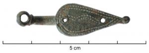 RRL-7002 - Fermoir de reliurebronze ou cuivrePlaquette foliacée en alliage cuivreux ou bronze ; décors incisés ; deux trous de fixation au centre ;  tige se terminant par un petit anneau pour le passage d'une lanière.