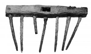RTO-4001 - Râteaubois, ferRâteau constitué d'une barre en bois dans laquelle se fichent des dents en fer, de section carrée ou parfois rectangulaire, présentant une soie très fréquemment repliée à l'extrémité pour assurer la solidité de l'ensemble.