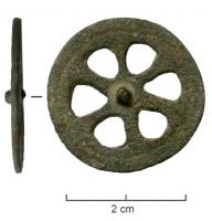 RUL-3005 - RouellebronzeSimple rouelle plate ou en très léger relief, à six rayons, le moyeu éventuellement marqué par une protubérance, voire un léger cylindre émergeant de chaque côté (la jante peut être soulignée ou non d'un filet). Aucune perforation ni anneau de suspension.