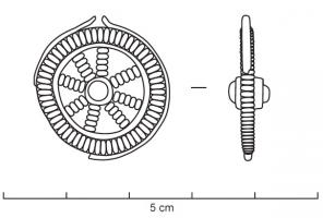 RUL-4003 - RouelleargentRouelle en argent, de type réaliste, à rayons annelés, jante large souvent marquée de granulations; le moyeu est indiqué et plein.  Variantes à 7 rayons, ou à 4 rayons épaulés par des peltes bouletées. L'objet peut être suspendu à l'aide d'une bande rapportée formant anneau.