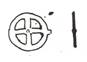 RUL-4017 - Rouelle : Type P2aplombRouelle en plomb dont le damiètre est compris entre 12 et 22mm. 4 rayons. De conception grossière. Le moyeu est peu marqué, la jante est lisse et de section circulaire ou lenticulaire. Rayons parfois ornés de globules.