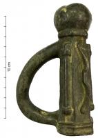 SCH-4023 - Suspension de caisse de char : boulebronzeSuspension de caisse de char constituée d'une robuste douille carrée, en forme d'autel ornée de motifs figurés sur les trois faces externes, pourvue d'un fort anneau latéral; sommet en forme de boule.