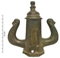 SCH-4026 - Suspension de charbronzeDouille en tronc de pyramide hexagonale, surmontée d'un bouton mouluré. Deux crochets latéraux, évoquant des jabot couverts de plumes, se terminent par des têtes d'oiseaux.