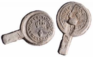 SCL-9075 - Scellé : Pont de Beauvoisin (Toiles peintes étrangères)plombPlomb de scellé à plateaux, estampillé sur les deux faces : sur l'une, grènetis, couronne sur une fleur de lis, autour : TOILES PEINTES ETRANGERES.