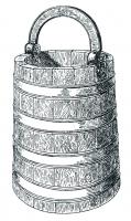 SEA-3003 - Seau à anse à charnièresbronzeSeau en bois (généralement if ou chêne), à cerclages métalliques. L'anse articulée se rattache au sommet des douilles par une système de charnières. Celles-ci sont constituées généralement d'une plaque et d'une contre-plaque rivetées respectivement sur l'extérieur et l'intérieur du seau.

Les extrémités de l'anse, d'un seul tenant ou composite, se terminent par un disque s'insérant entre les deux plaques au sommet des douilles et sont fixées par un rivet ou une goupille.