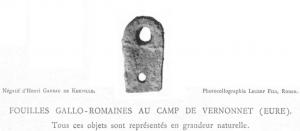 SEA-3009 - Attache d'anse de seau en plaquette en bronzebronzeCe système d'attache attesté notamment sur le seau de Geisenheim (SEA-3008) est associé aux anses à crochets (SEA-3001)