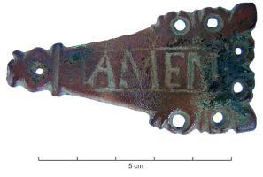 SEP-8002 - Crochet de suspension d'épéebronzeCrochet plat, de forme triangulaire, bordé d'œillets et orné de motifs finement gravés. Variante avec inscription longitudinale dans un cadre. Inscriptions connues incluent: AMEN; COHAN; SI : dEVS : PRO NO; bIS : QVIS; MAI.