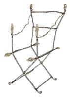 SIE-5001 - Siège pliant à dossierfer, argentSiège pliant, sur une armature articulée en X (modèle de la sella curulis romaine) à laquelle est adjointe un dossier et des accoudoirs ; des figurines en ronde-bosse équipent les angles du dossier et des accoudoirs.