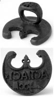 SIG-4015 - Signaculum en forme de peltebronzeTPQ : 1 - TAQ : 300Signaculum à anneau, en forme de pelte, ou de simple lunule, avec une inscription répartie sur plusieurs lignes; lettres en relief et rétrogrades dans un cadre en relief. Les initiales du nom, ou un symbole associé, sont reprises sur la face externe de l'anneau de préhension.