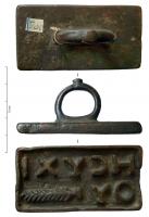 SIG-4032 - Signaculum rectangulaire (grec)bronzeTPQ : 1 - TAQ : 500Sceau-matrice comportant une plaque de forme rectangulaire, avec des lettres en relief (caractères grecs) formant une inscription rétrograde dans un cadre continu, sur une ou deux lignes, destinée à être imprimée sur un matériau meuble; au revers, anneau de suspension comportant fréquemment un symbole ou les initiales du nom du propriétaire.