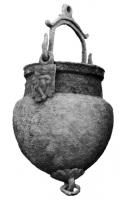 SIT-3016 - KadosbronzeSitule ovoïde à fond en obus, souvent équipée d'un anneau de suspension à la pointe ; anse mobile rapportée sur deux attaches fixées par brasure ou rivetées sous la lèvre, qui peut être verticale ou légèrement déversée. Les attaches peuvent être décorées de quelques incisions évoquant une feuille, ou porter un décor figuré.