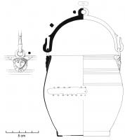 SIT-4001 - Situle de type Eggers 25-26bronzeSitule ovoïde martelée et tournée en finition (filets parallèles sur la partie supérieure de la panse), lèvre épaissie en bourrelet légèrement déversé. Anse coulée, mobile, passée dans deux attaches symétriques, fixées par brasure sur la lèvre, et figurant un visage enfantin entre deux feuilles ou têtes animales; en dessous, décor en lunule souvent marqué de traits rayonnants.