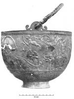 SIT-4002 - Situle de type Hemmoor, à reliefsargentSitule en argent, de fome hémisphérique avec une lèvre droite, généralement épaissie et moulurée à l'extérieur, d'où émergent deux appendices percés dans lesquels joue une anse à terminaison en crochets; pied tronconique.