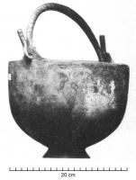 SIT-4003 - Situle de type HemmoorbronzeSitule de fome hémisphérique avec une lèvre droite, généralement épaissie et moulurée à l'extérieur, d'où émergent deux appendices percés dans lesquels joue une anse à terminaison en crochets; pied tronconique.