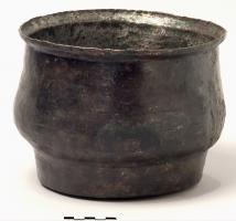 SIT-4045 - Situle ou chaudronbronzeSitule ou chaudron à panse bipartite : vers le fond, partie presque cylindrique, s'élargissant ensuite pour former une paroi oblique légèrement rentrante; lèvre déversée oblique ou avec redan pour la pose d'un couvercle.