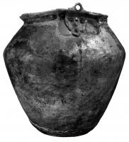 SIT-5001 - Situle à attaches anthropomorphesbronzeSitule tronconique en tôle, aux attaches coulées en forme de masque humain barbu, stylisé, surmontées d'un anneau pour l'articulation d'une anse.