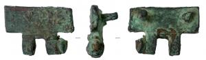 SPD-4003 - Suspension de pendant de harnaisbronzeSuspension de pendant de harnais à charnière, formée d'une plaquette rectangulaire, placée horizontalement et pourvue de deux rivets pour sa fixation sur la sangle ; en dessous, charnière d'articulation du pendant, avec un axe terminé par deux boutons.