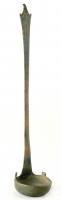 SPL-3001 - Simpulum italique à manche vertical, indéterminébronzeSimpulum tardo-républicain, caractérisé par une vasque généralement profonde, approximativement hémisphérique, à lèvre épaissie et souvent un bord aplati; deux ergots marquent le départ du manche, plat et cannelé; le sommet est pourvu d'ergots et se termine en crochet zoomorphe, ici de type inconnu.