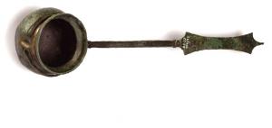 SPL-3006 - Simpulum de type Pescate BbronzeObjet composite, constitué d'une vasque martelée et d'un manche coulé; la vasque hémisphérique, à fonc arrondi, comporte généralement un col étranglé et une lèvre déversée; le manche non symétrique est composé d'une partie plate, au contact du crochet, suivie d'un élément en bâtonnet, éventuellement façonné en tête d'anatidé au contact de la vasque.