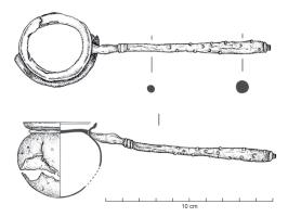 SPL-3008 - Simpulum de type Pescate CbronzeObjet composite, constitué d'une vasque martelée et d'un manche coulé; la vasque hémisphérique, à fonc arrondi, comporte généralement un col étranglé et une lèvre déversée; le manche est composé sur toute la longueur d'une tige de section ronde.