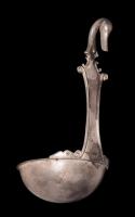 SPL-3015 - Simpulum italique à manche vertical, anatidéargentSimpulum à manche très court, bords concavesn terminé par des volutes surmontées d'un crochet à tête d'anatidé. Le manche est rapporté par brasure sur une vasque hémisphérique à léger rebord déversé.