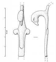 SPL-4007 - SimpulumbronzeSimpulum à manche vertical, dont le sommet comporte deux ergots en crosse arrondie et, à l'opposé du crochet habituel, un crochet supplémentaire en forme de tête de rapace. Le sommet est occupé par un cuilleron circulaire, percé pour former une petite passoire.