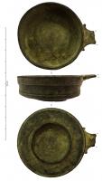 SPL-4024 - Puisoir à manche horizontalbronzeVasque à profil cylindrique, paroi verticale ou plus généralement oblique, ornée à l'extérieur de deux groupes de filets horizontaux, avec une bande décorative au sommet; manche plat mais horizontal, assez simple, avec deux paires de fleurons transversaux; terminaison inconnue à ce jour.