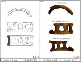 SPV-1001 - Support de vaseargileSupport de vase de forme cylindrique aux parois épaisses et ajourées. Les perforations sont de forme ovale à sub-quadrangulaires. La base de ce cylindre en terre cuite est épaissie, et la partie supérieure est dotée d’un méplat. 
