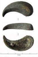 SPV-4019 - Support de vase en forme de gouttebronzeSupport en forme de goutte, creux (et parfois rempli de plomb) ou plein, avec une base rectiligne servant à la fixation par brasure sur un support métallique. 