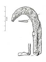 SRP-3004 - Serpette à soieferSerpette à large soie plate, se prolongeant par une tige coudée à angle droit, de manière  latérale ou frontale; la lame est d'abord rectiligne puis fortement courbée, son extrémité dépasse largement l'axe du manche.  