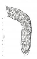 SRP-3006 - Serpe à soieferSerpette à large soie plate, se prolongeant par une tige coudée à angle droit, de manière latérale ou frontale; la lame est d'abord rectiligne puis fortement courbée, son extrémité dépasse largement l'axe du manche. 