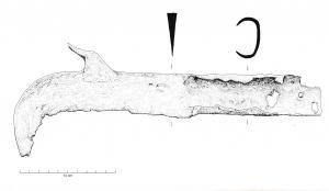 SRP-5002 - Émondoir à ergotferLame en forme de croissant à douille ouverte, la lame d'abord parallèle à l'emmanchement, se courbe vers la pointe. Présence d'un ergot rapporté se terminant en pointe orientée vers le haut, sur le dos de la lame.