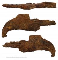 SRP-5003 - Serpe à douilleferSerpe à douille ouverte, la lame, d'abord parallèle à l'emmanchement, se courbe vers la pointe. Présence d'un large talon dans la partie centrale du dos de la lame.