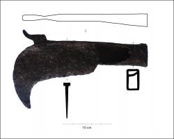 SRP-6006 - Émondoir à ergotferLame en forme de croissant à douille fermée puis largement ouverte. La lame peut être d'abord parallèle à l'emmanchement puis se courber vers la pointe ou être entièrement courbe. Présence sur le dos de la lame d'un ergot rapporté se terminant en pointe orientée vers le haut, non taillant. Le dos est large et peut former un rebord longitudinale.