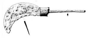 SRP-7003 - Serpette à soieferSerpette équipée d'une lame de largeur constante, courbée vers la pointe; fixation à soie, placée dans l'axe du dos ou à mi-hauteur de la lame. Une large virole protégeait le manche de l'éclatement au contact de la lame.