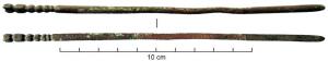 SSP-4008 - Sonde-instrumentbronzeInstrumernt double, comportant d'un côté une tige lisse avec sonde massive, de l'autre une fin de tige fortement moulurée terminée par une petite fleur à 4 pétales pointés vers l'extrémité.