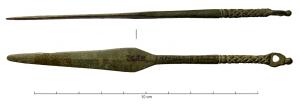 SSP-4033 - SpatulebronzeSpatule sans ergot à la base (forme générale lancéolée aux faces principale et arrière légèrement bombées, bords droits, parallèles, concaves ou convergents). Le manche de section ronde est décoré d'une torsade incisée ou de motifs tressés et d'anneaux. Le manche se termine par un anneau de suspension. 