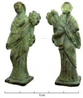 STE-4007 - Statuette : Tychè - Fortune de type Claudia IustabronzeTPQ : 1 - TAQ : 300La déesse est représentée sous la forme d'une femme aux proportions amples, drapée dans une longue robe qui descend jusqu'aux pieds dont la pointe émerge parfois. La robe est marquée par un pli oblique ou un bourrelet horizontal. La déesse présente une coiffure variable (bandeaux ondés, nattes, etc.) et est parfois diadémée. La déesse tient très souvent dans le bras gauche une corne d'abondance tandis que la main droite présente une patère ou s'appuie à un gouvernail.