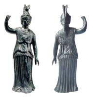 STE-4017 - Statuette : Athéna - Minerve de type Verona-ParmabronzeTPQ : 1 - TAQ : 300Minerve debout, portant un casque à haut cimier retombant jusqu'aux omoplates, drapée dans une robe longue (seule émerge la pointe des pieds) couvrant la cuirasse dont l'emblème en forme de tête de Méduse est visible sur le sternum. La main droite élevée devait tenir la hampe d'une lance, la gauche allongée le long de la jambe s'appuyait sur le bouclier.