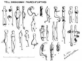 STE-4028 - FigurineplombTPQ : 1 - TAQ : 400Statuette en plomb, plate et schématique, représentant une silhouette humaine, nue (parfois ityphallique).