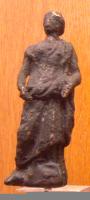 STE-4055 - Statuette : Rosmerta ?bronzeTPQ : 1 - TAQ : 250Statuette figurant une femme debout, en longue robe plissée, pouvant présenter comme attributs une corne d'abondance ou une corbeille de fruits : la déesse Rosmerta caractérise chez les Gaulois l'abondance et la prospérité.